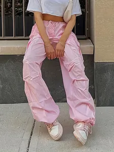 Modische rosa Cargo-Hose mit fünf Taschen für Damen in lässiger Outdoor-Umgebung