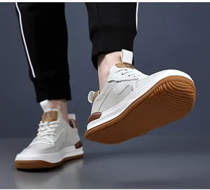 Vue détaillée de baskets en cuir blanc pour hommes avec semelle en gomme marron