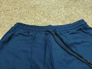 Dettaglio ravvicinato dei pantaloncini cargo da uomo blu navy con elastico in vita e coulisse
