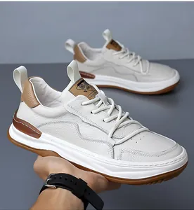 Détail d'une chaussure décontractée pour homme en cuir blanc avec semelle antidérapante.