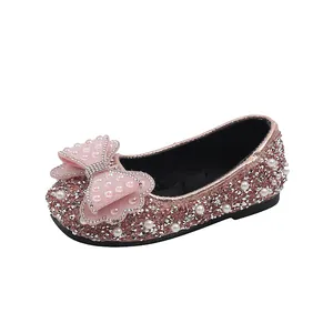 Funkelnde rosa Mädchen Prinzessin Schuhe mit glänzenden Strasssteinen, Perlen und Schleife