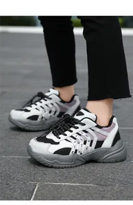 Vista lateral de zapatillas transpirables para niños con suelas gruesas y patrones de notas