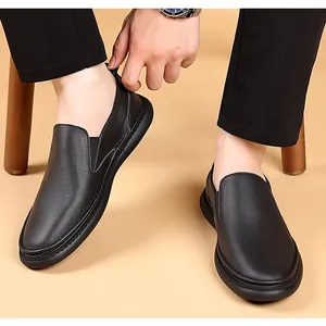 Detailansicht schwarzer Rindsleder-Loafers mit weicher Textur und elastischem Einsatz.
