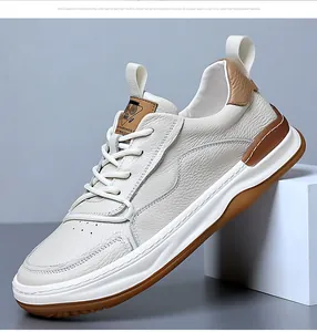 Vue détaillée d'une basket pour homme en cuir de vachette avec accents marrons