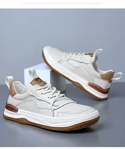 Détail latéral montrant le cuir grainé et la semelle en gomme des chaussures crème