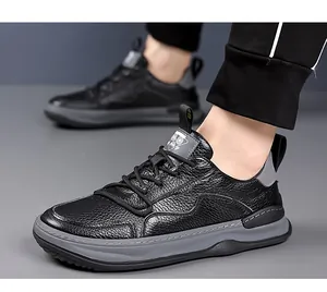 Gros plan de chaussures décontractées en cuir noir pour hommes avec semelles grises