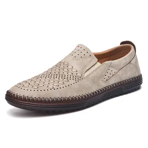 Detail von beigen Herren-Slippern mit perforiertem, geflochtenem Lederdesign