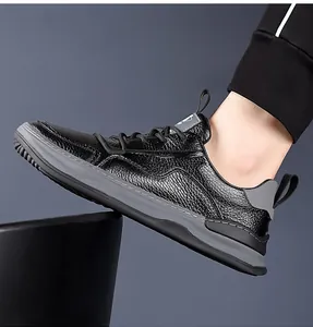 Vue latérale de chaussure en cuir noir pour homme avec finition texturée et semelle grise