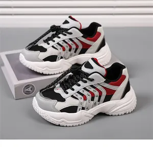 Vista detallada de zapatillas chunky transpirables para niños en blanco, negro y rojo