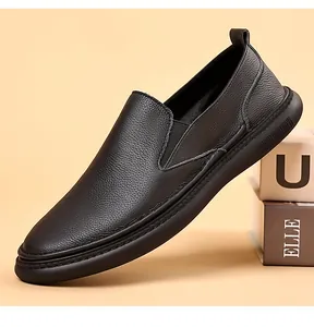Makroansicht des schwarzen Leder-Loafers mit hochwertiger Textur und weicher Sohle.