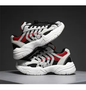 Primer plano de zapatillas transpirables para niños con paneles de malla rojos.