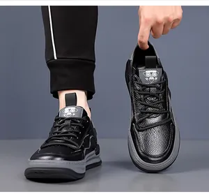 Gros plan montrant la texture des chaussures en cuir noir pour hommes avec semelles grises.
