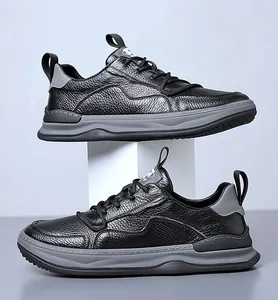 Détail de vue latérale de baskets décontractées en cuir texturé noir pour hommes