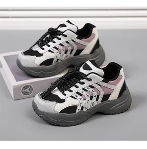 Vista detallada de las zapatillas deportivas chunky transpirables para niños en color lila