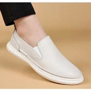 Detailansicht weißer Herren-Slipper aus Leder mit weicher Sohle und strukturierter Haut