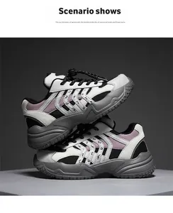Vista lateral de zapatillas de malla para niños en blanco y morado apiladas