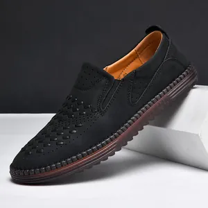 Seitenansicht der schwarzen Herren-Loafer aus perforiertem Leder mit Gummisohle