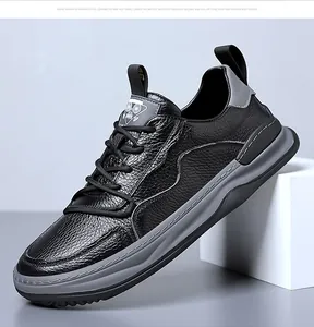 Baskets en cuir de vachette noir pour hommes avec semelle grise épaisse et confortable