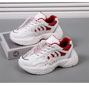 Vista detallada de zapatillas chunky para niños en malla transpirable blanca y roja