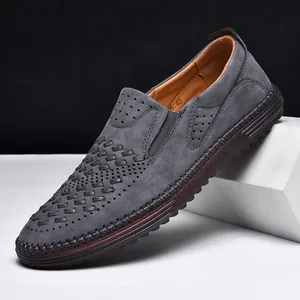 Stilvolle graue Wildleder-Slipper für Herren mit perforierten und gewebten Details