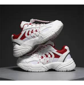 Vista lateral de zapatillas chunky para niños rojas y blancas con malla de red