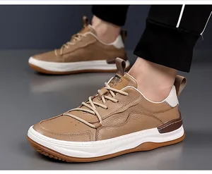 Détail latéral des baskets décontractées en cuir marron pour hommes portées au pied