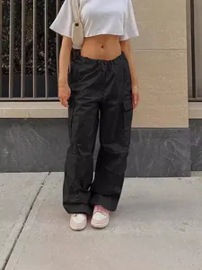 Damen Cargo-Hose in Schwarz mit fünf Taschen und geradem Bein für einen lässigen Look