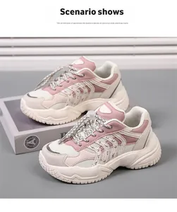 Vista detallada de zapatillas de malla rosa y blanca para niños sobre fondo gris