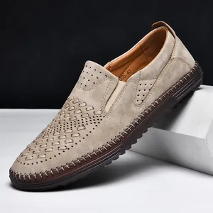Detailansicht lässiger Herren-Loafer aus Wildleder mit Webmuster und atmungsaktiver Perforation.