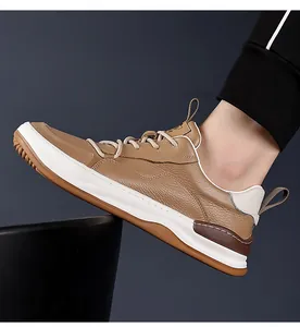 Détail latéral de basket décontractée en cuir kaki pour hommes avec semelle blanche