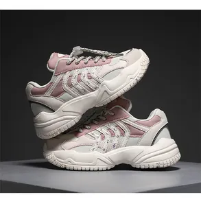 Detalle de zapatillas chunky rosas y transpirables para niños en un estudio
