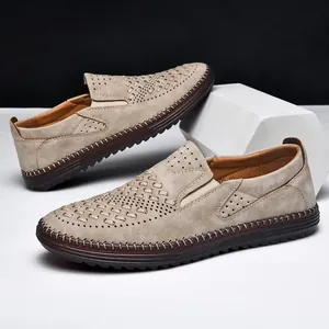 Detailaufnahme beige Herren-Slipper mit Webtextur und handgenähter Sohle im Fokus