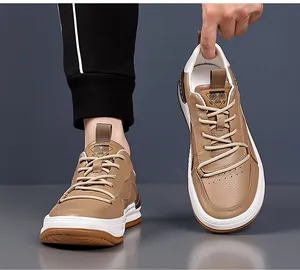 Gros plan détaillé de chaussures décontractées en cuir marron pour hommes avec grain