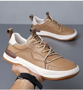 Détail des baskets décontractées en cuir de vachette marron pour hommes avec semelles blanches