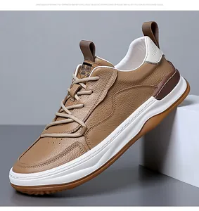 Vue détaillée de chaussures en cuir marron pour hommes avec semelle blanche pour l'automne.