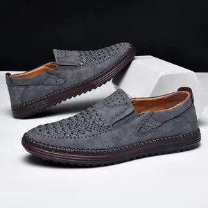 Detaillierte Nahaufnahme grauer perforierter Leder-Loafer mit Webmuster-Struktur