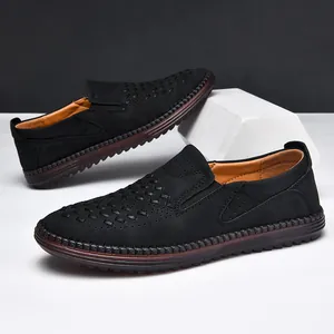 Detailansicht von schwarzen perforierten Leder-Loafers für Herren mit braunem Futter