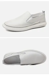 Detailansichten von weißen Herren-Slippern aus echtem Leder mit weichen, strapazierfähigen Sohlen