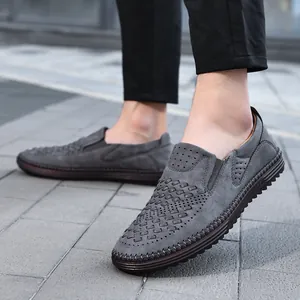 Detailansicht grauer Leder-Loafer zum Hineinschlüpfen mit atmungsaktiven Löchern