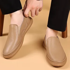 Nahaufnahme von Herren-Loafern aus echtem Leder mit Kieseltextur und weichen Sohlen.