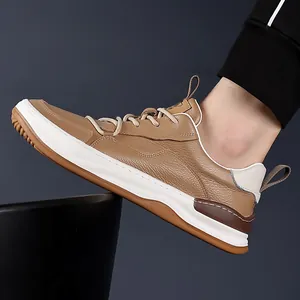 Gros plan d'une basket en cuir marron pour homme avec texture grainée et semelle bicolore