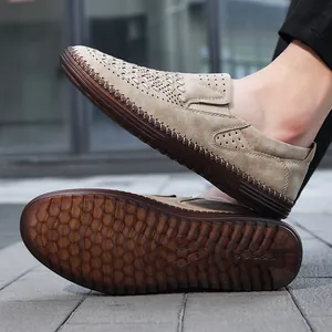 Detailansicht der Herren-Leder-Slipper mit Seitenprofil und strukturierter Sohle