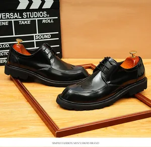 Primer plano de zapatos oxford de cuero negro premium con detalle wingtip