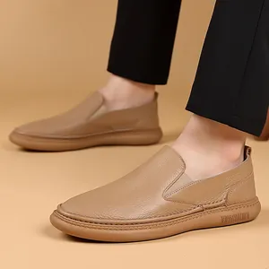Nahaufnahme von braunen Herren-Slippern aus genarbtem Leder mit weichen, langlebigen Sohlen