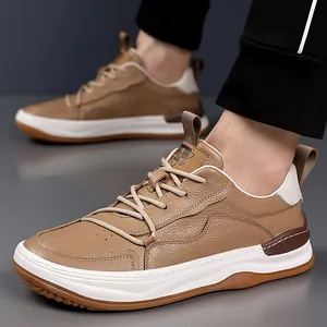 Détail de baskets basses en cuir marron confortables pour hommes avec semelle blanche