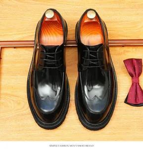 Detalle de zapatos para hombre en cuero negro brillante de alta calidad con costuras.