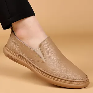 Nahaufnahme von Herren-Slippern aus echtem Leder mit strukturierter Narbung und weicher Gummisohle