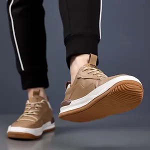 Gros plan de chaussures en cuir marron pour hommes avec semelle en caoutchouc antidérapante