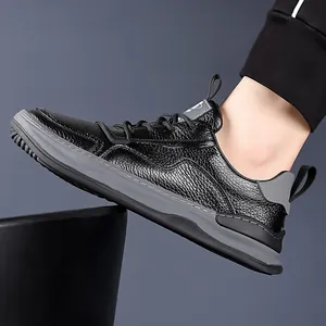 Détail de vue latérale d'une chaussure pour homme en cuir de vachette noir au pied