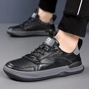 Gros plan de chaussures décontractées en cuir noir pour hommes avec semelle grise